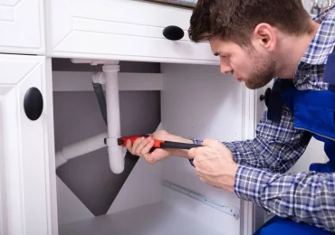 plumbers-in-glendale-az-repairing-bathroom-plumbing